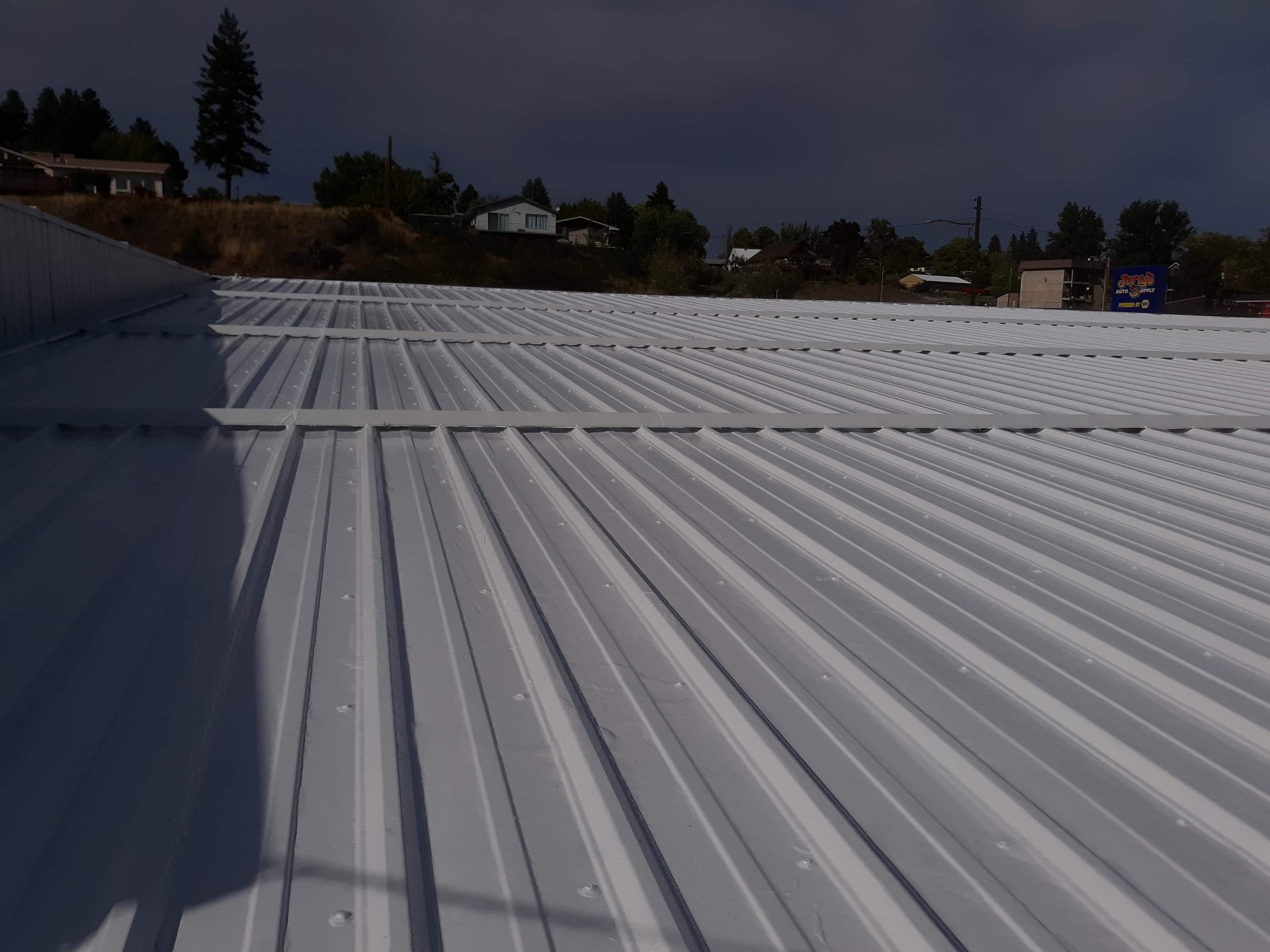 Finished roof coating with clean seams and uniform coverage