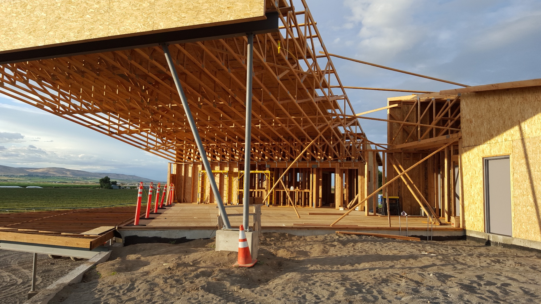 Steel-supported overhang and wood truss roof framing